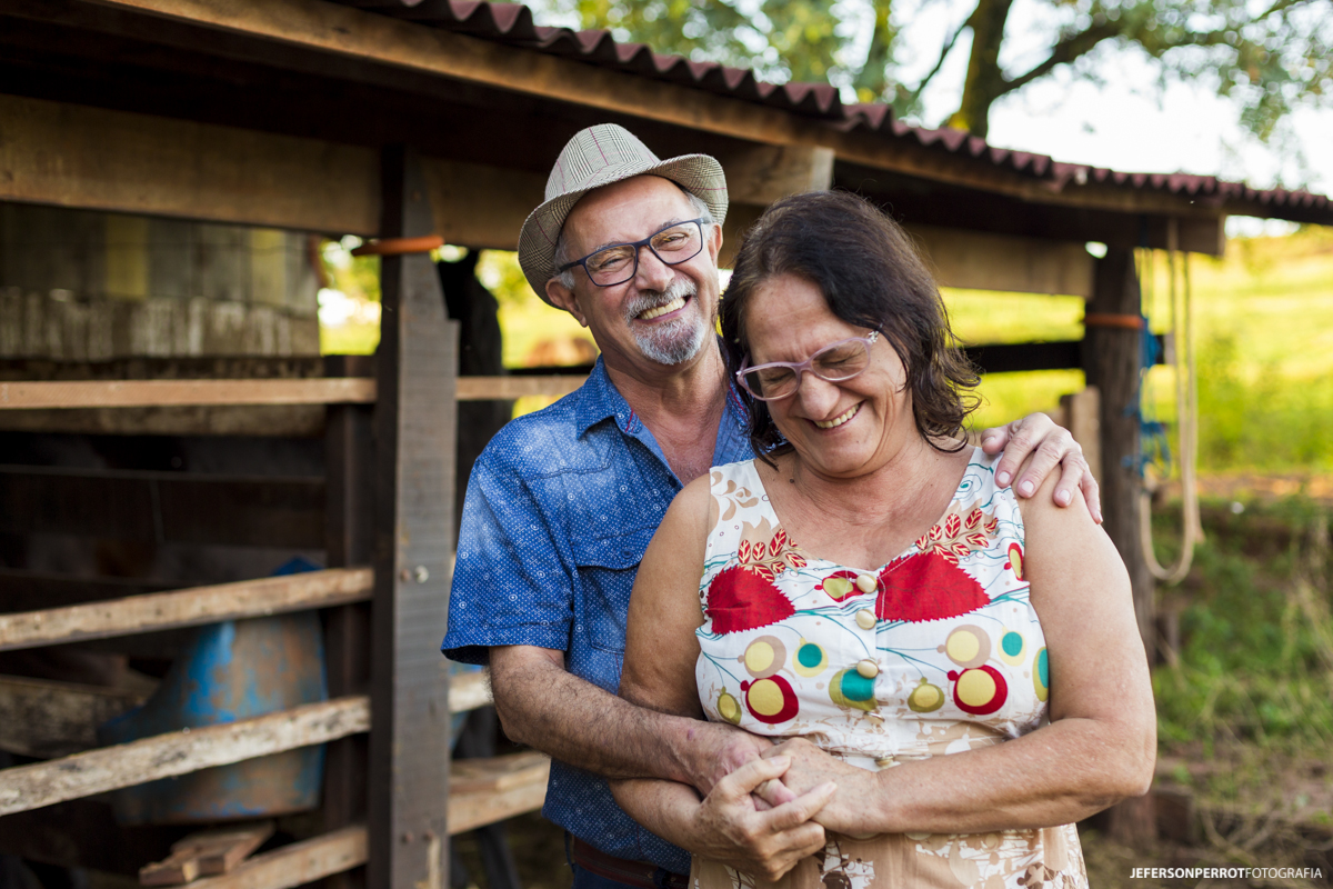 casal sorrindo em ensaio externo