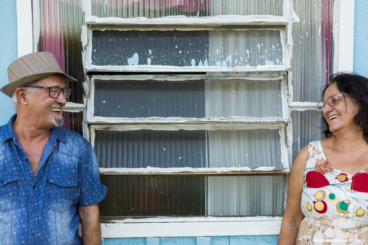 casal maduro em casa de madeira