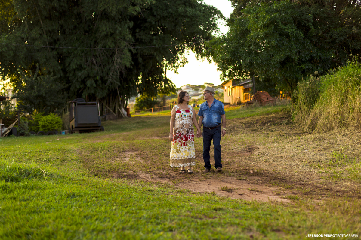 casal maduro caminhando em ensaio externo