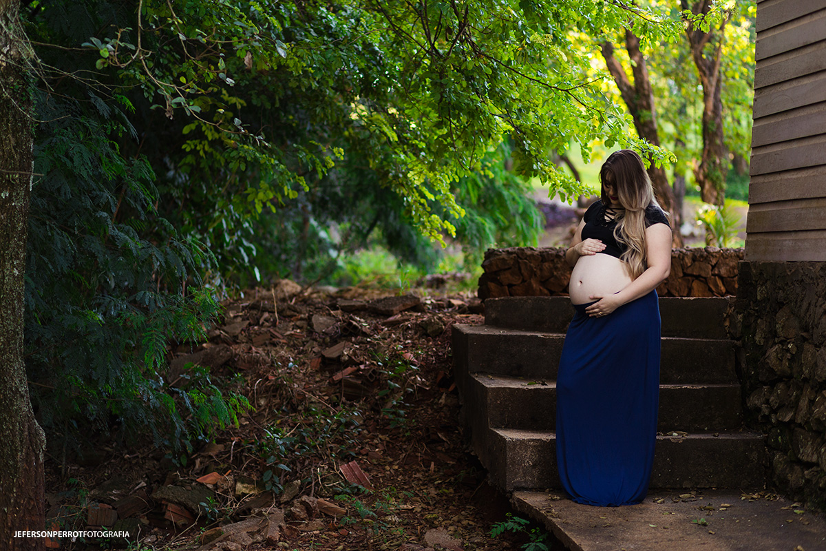 gestante de vestido azul na escadaria