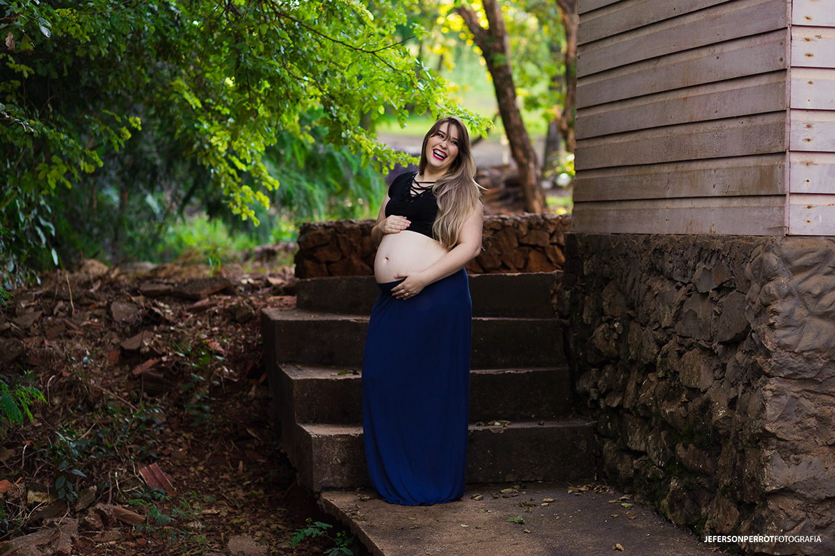 gestante sorridente em capela de maringa na escadaria