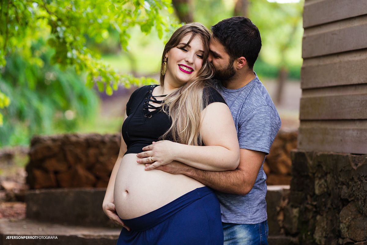 casal gestante abracados em ensaio externo em maringa