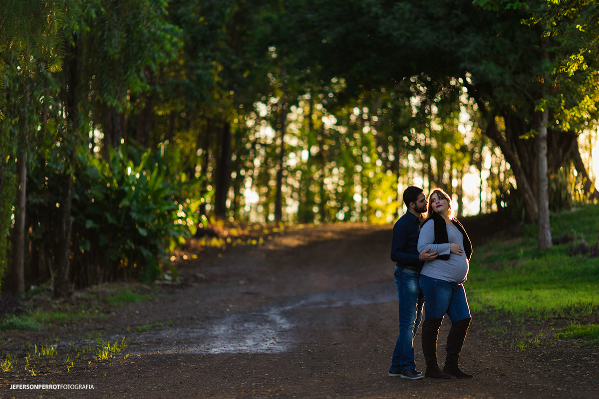 casal gestante com roupas de frio na natureza em maringa