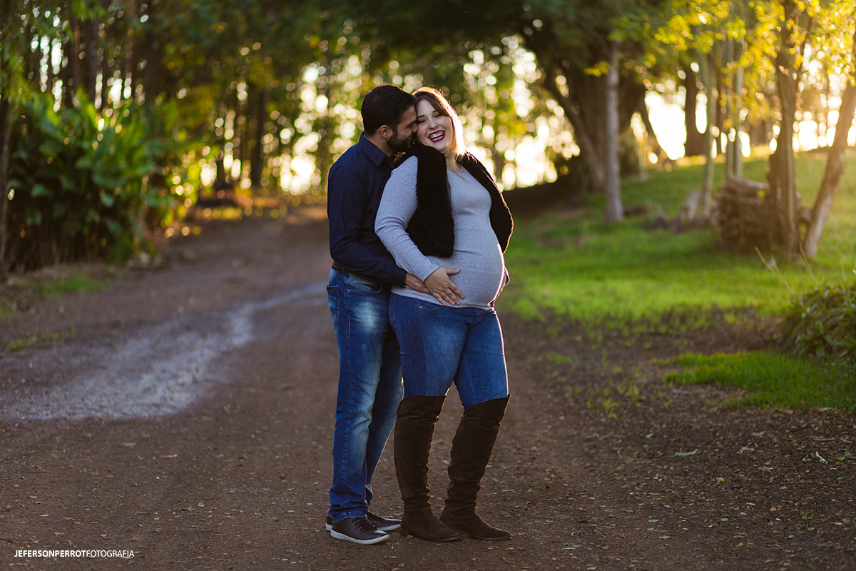 casal gestante abracados e sorridentes