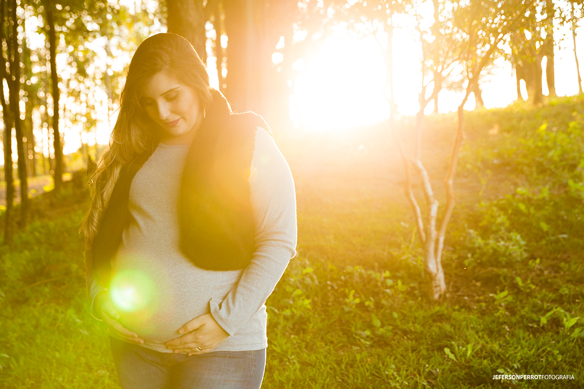 gestante olhando para a filha com luz solar