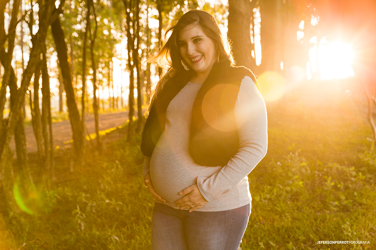 gestante sorrindo e fazendo carinho na barriga
