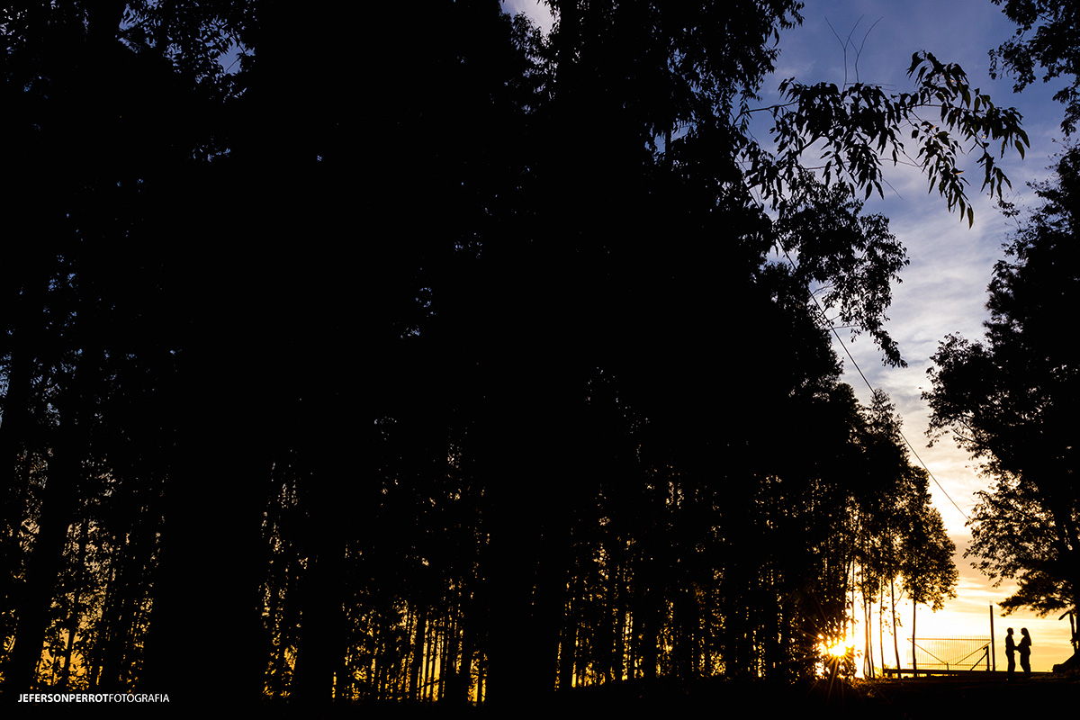 casal gestante como silhueta em capela maringaense