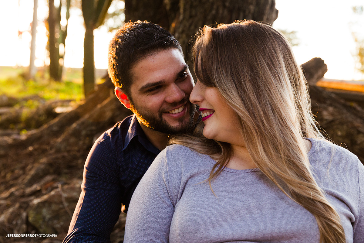 casal gestante se olhando sorridente