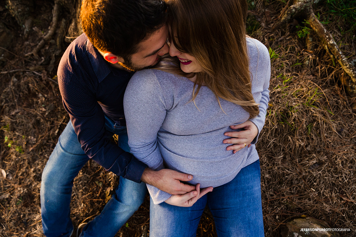 visao superior de casal gestante sorridente