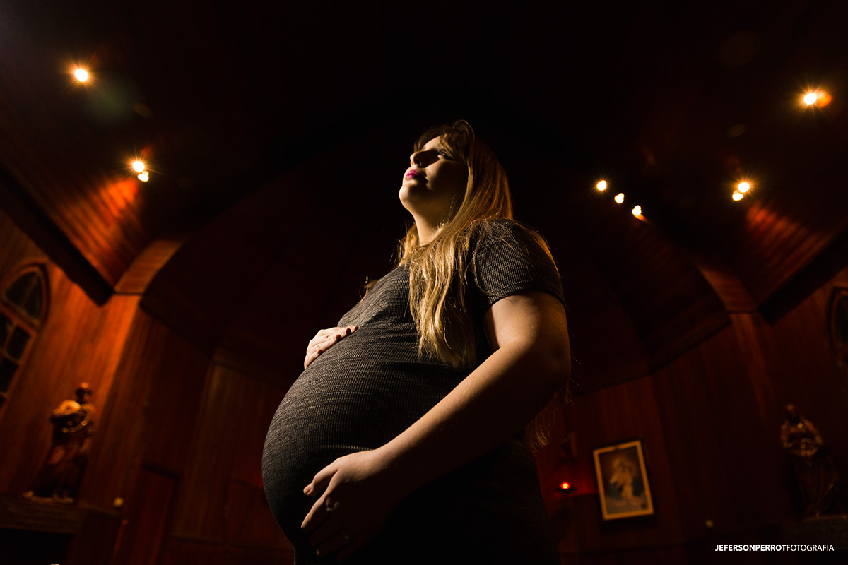gestante em capela olhando para o alto