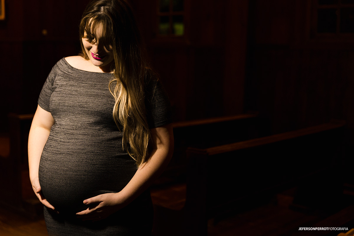 gestante em capela observando a barriga
