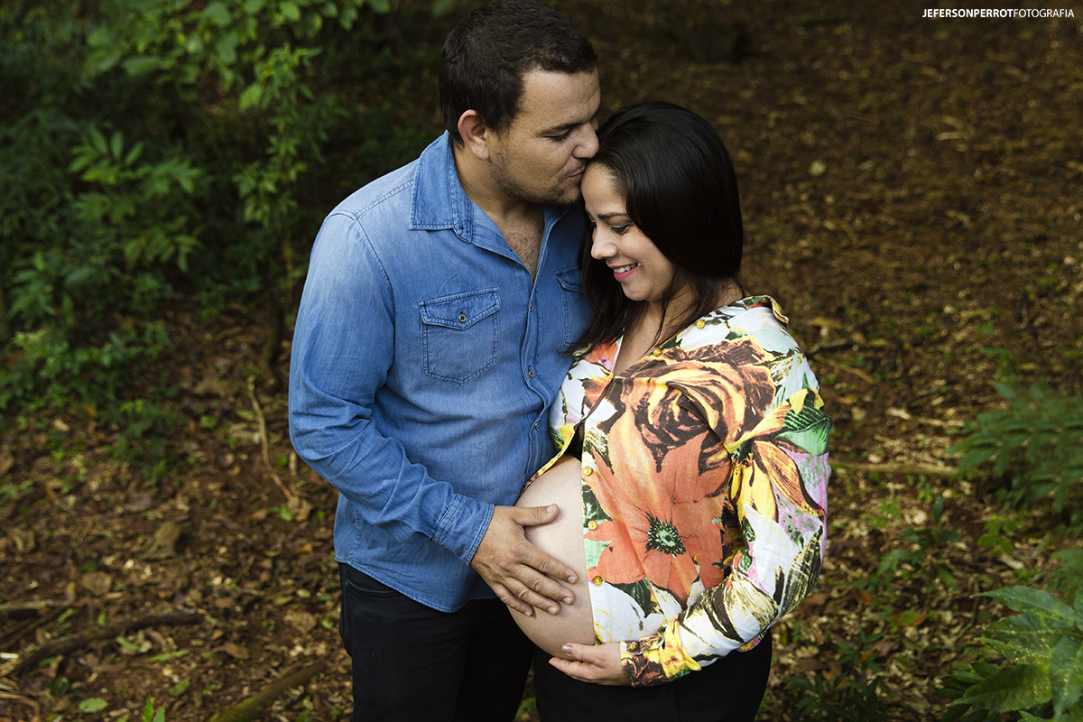 casal em meio da vegetação em parque
