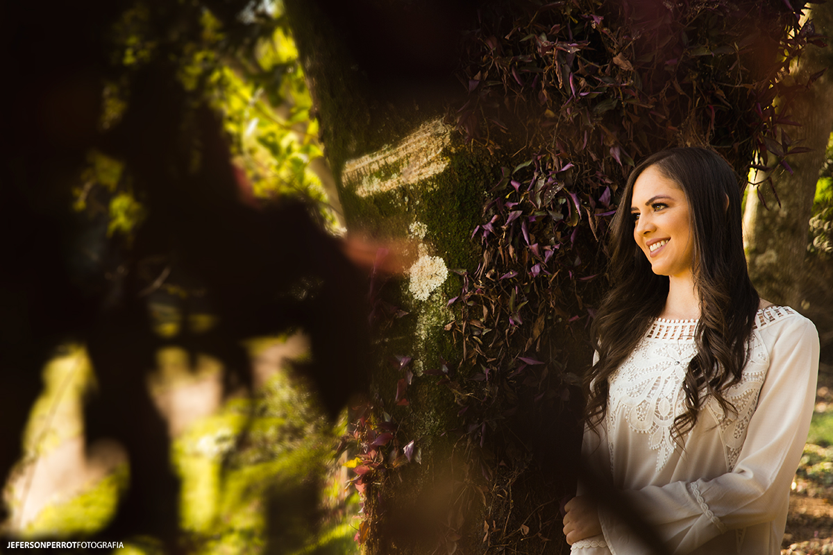 mulher entre as arvores em um parque