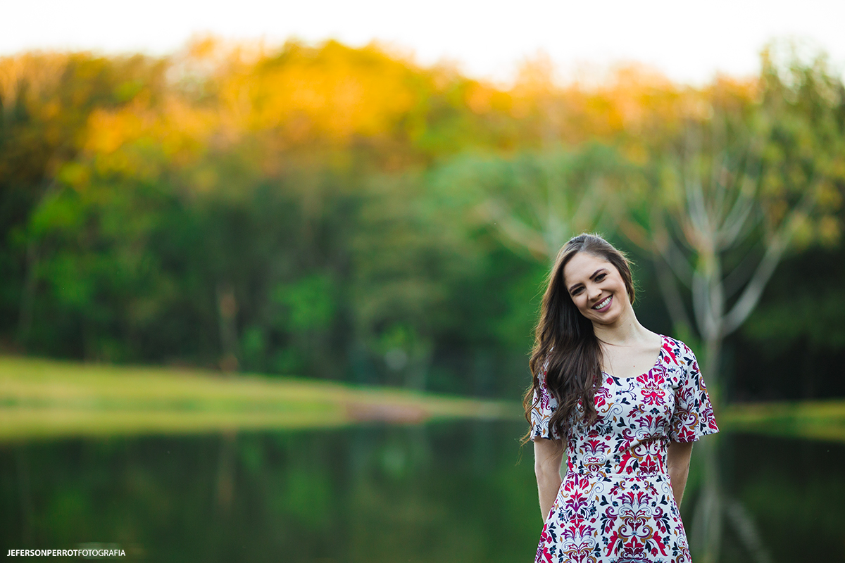 mulher sorridente em um lago