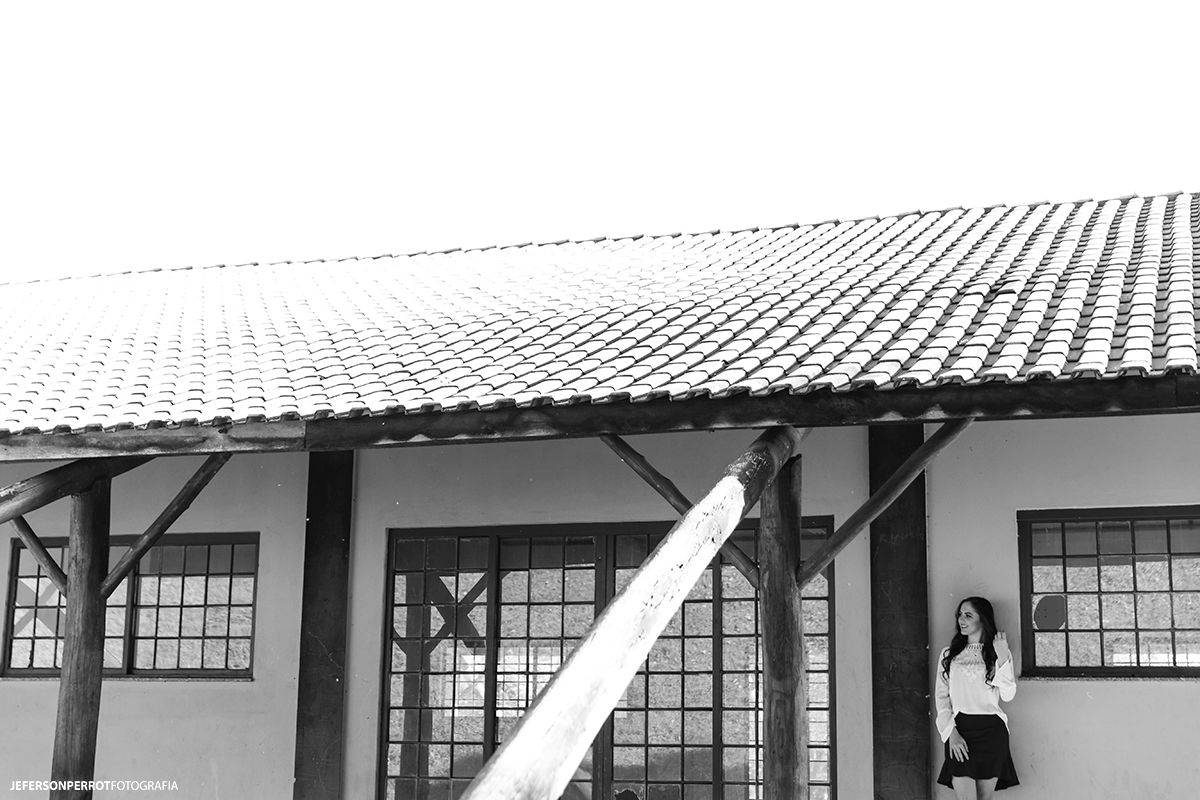 mulher fotografada fazendo pose em uma construção de um parque