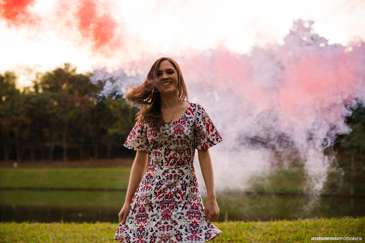 fotografia de mulher com cabelos mexendo e fumaça