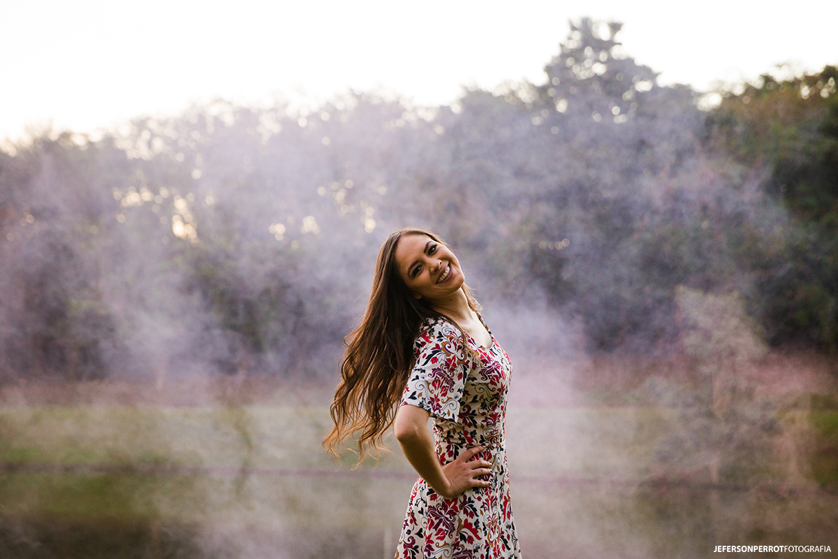fazendo pose para fotografia com fumaça