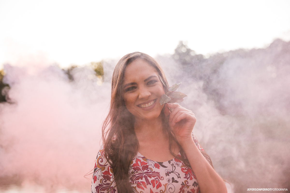 sorrindo em meio a fumaca com flot