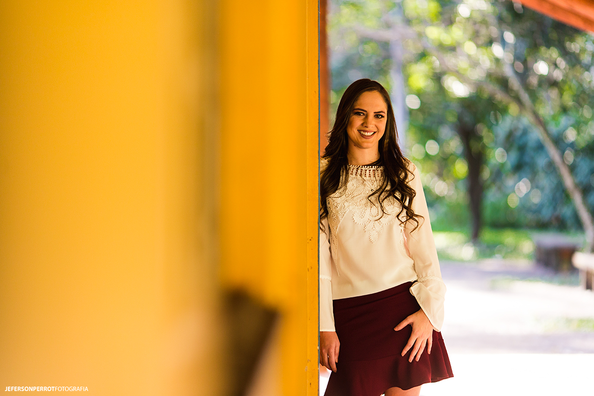 menina fotografada em um parque do parana