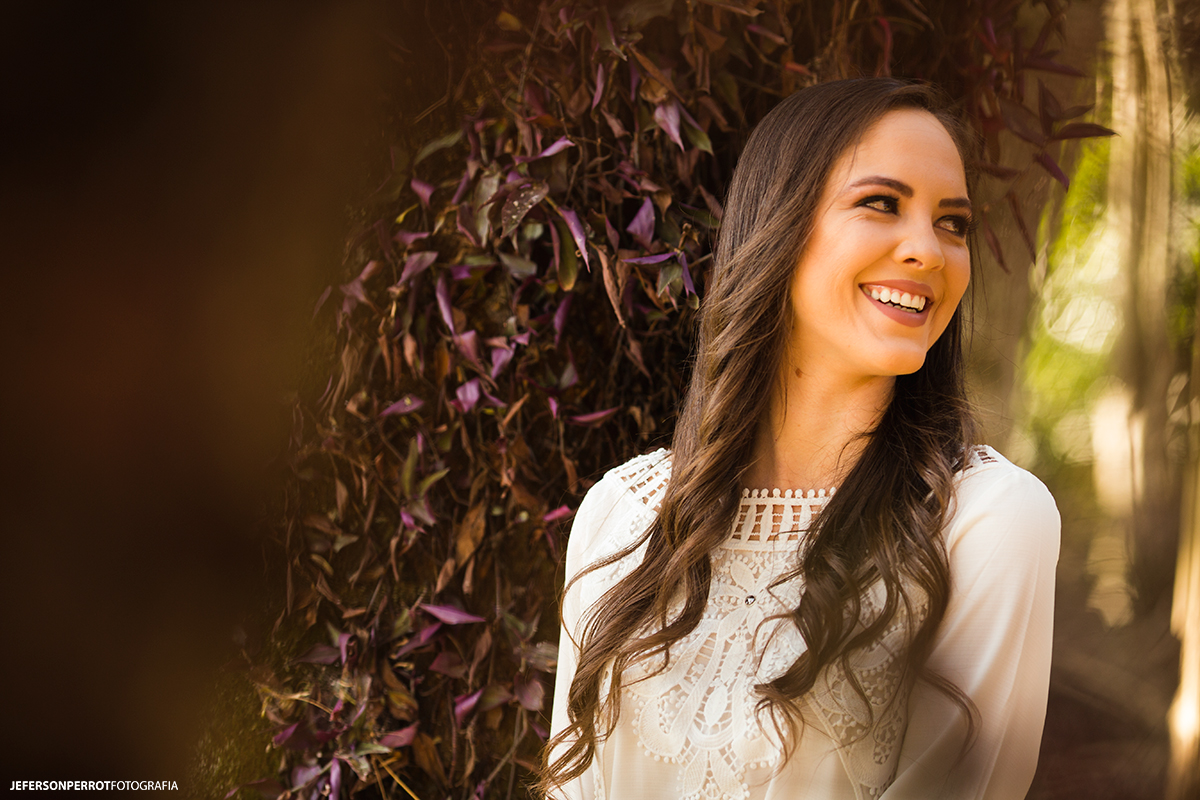 mulher sorrindo fotografada em um parque