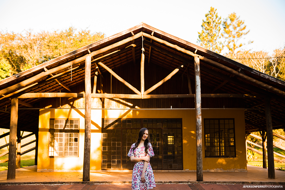 pousando para foto em um parque em frente a uma construção