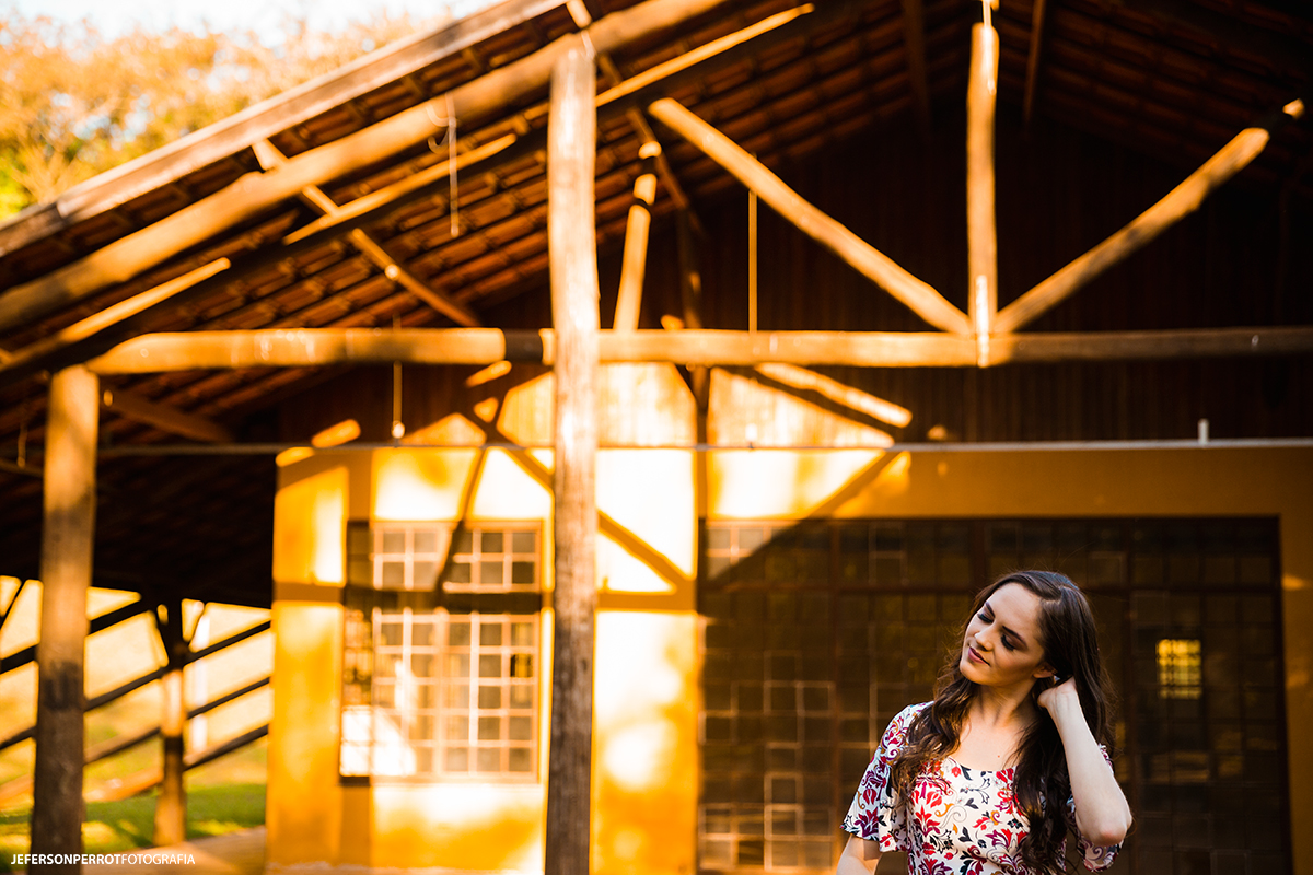 mulher mexendo nos cabelos ao ser fotografada