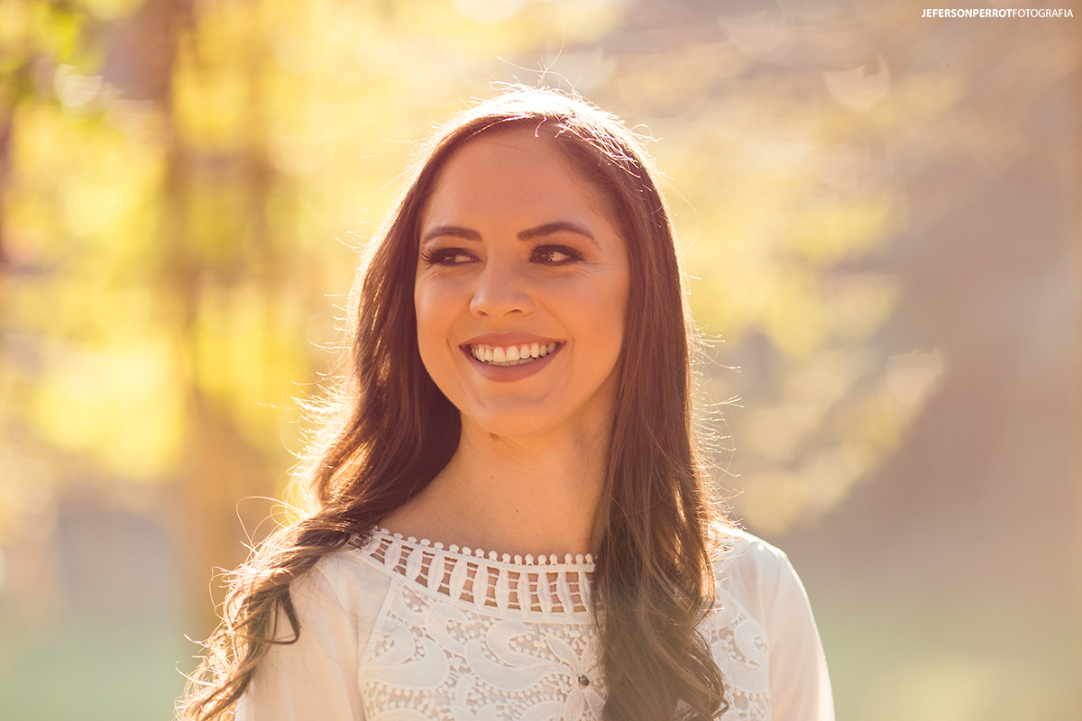 mulher sorrindo com sol em seus cabelos