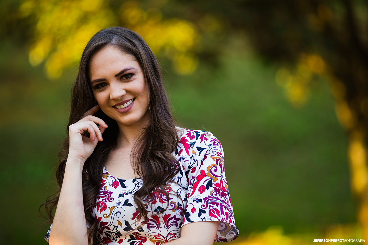retrato de mulher sorridente com fundo natural