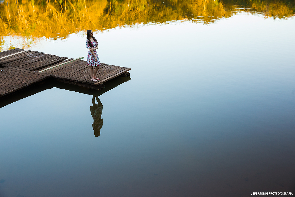 menina fotografada em um lago de um parque ambiental