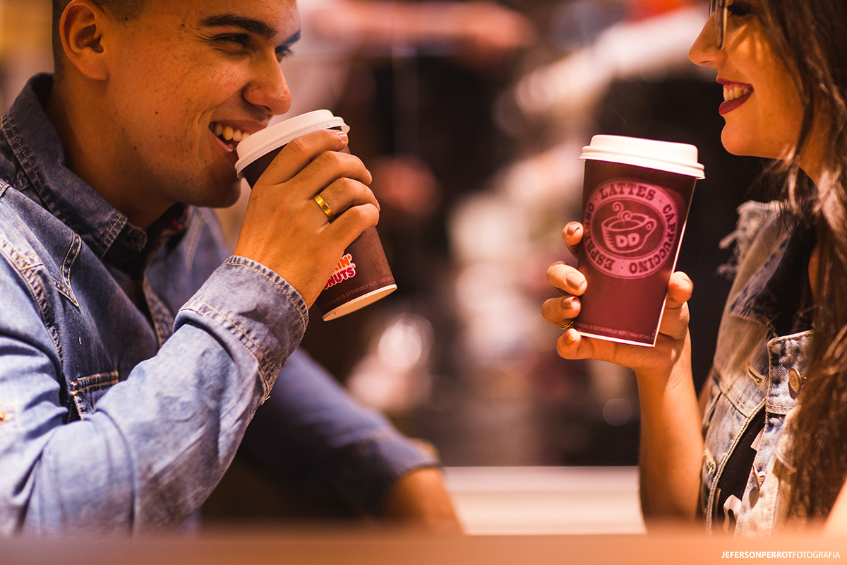 casal tomando cafe em ensaio pre casamento em brasilia