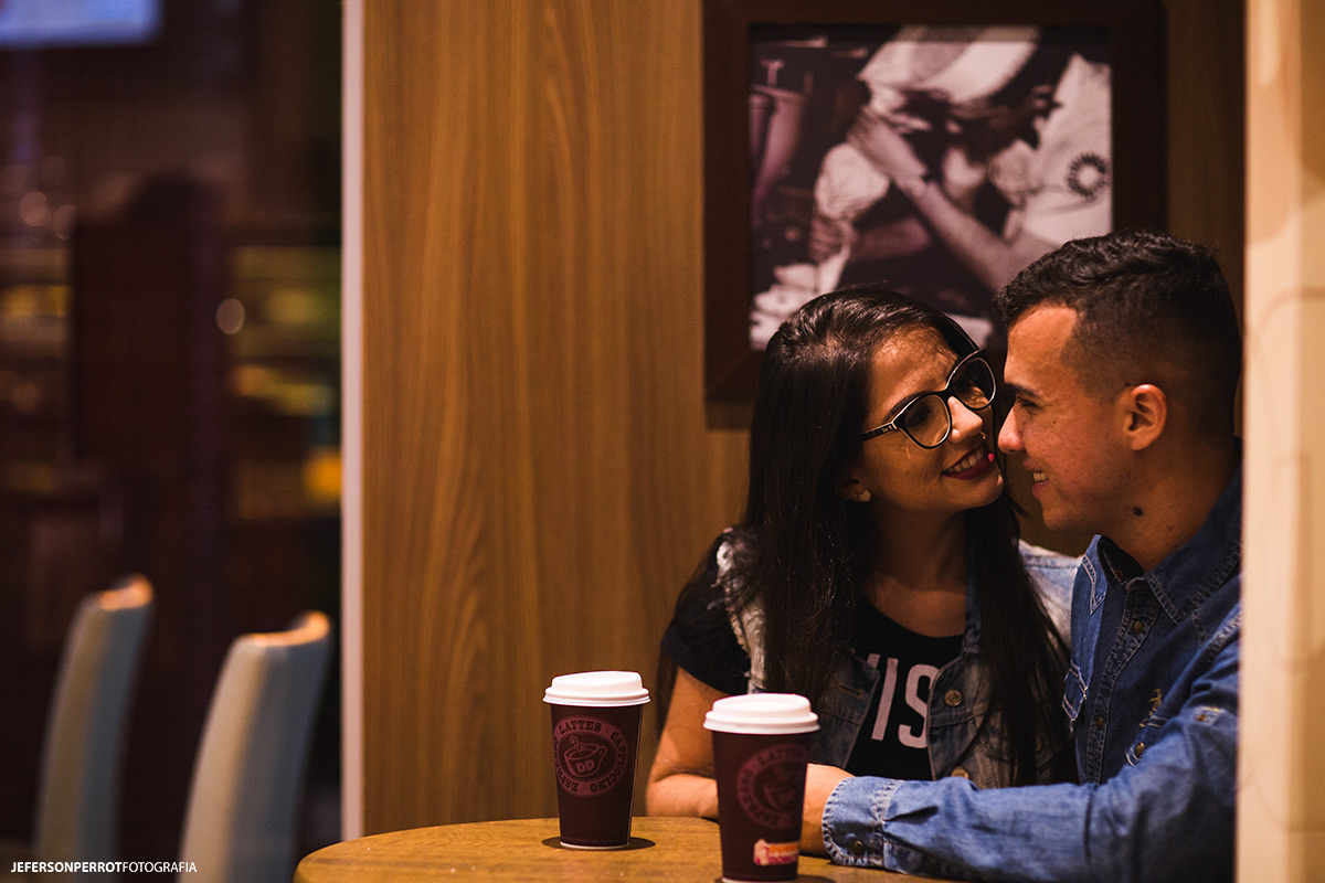 ensaio de casal na cafeteria dunkin donuts em brasilia