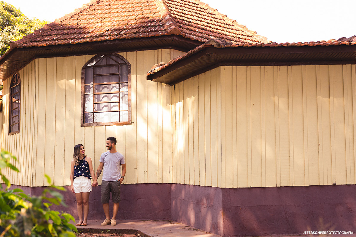 ensaio pré-casamento em mandaguacu, no parana, em uma igreja na zona rural, com uma plantação de café