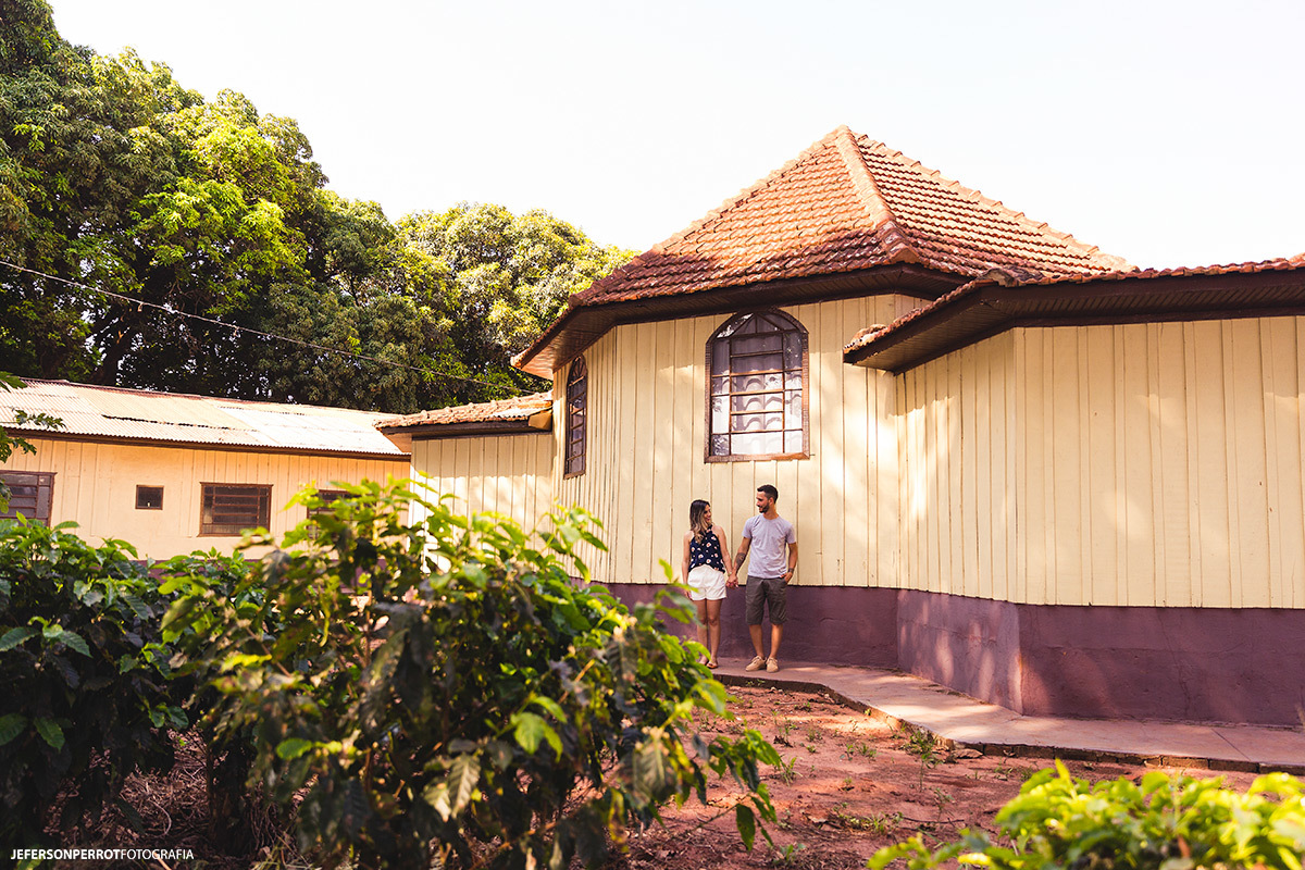 ensaio pré-casamento em mandaguacu, no parana, em uma igreja na zona rural, com uma plantação de café