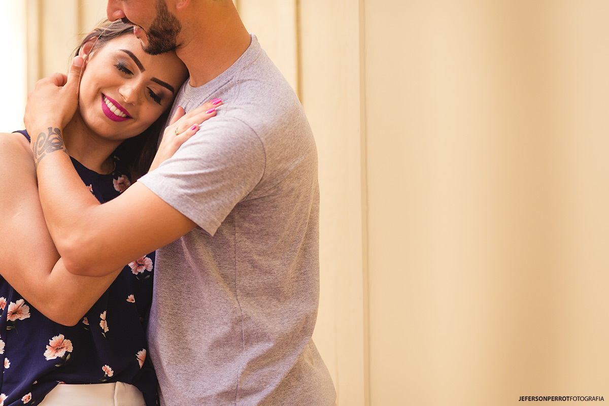casal abraçado em ensaio fotográfico