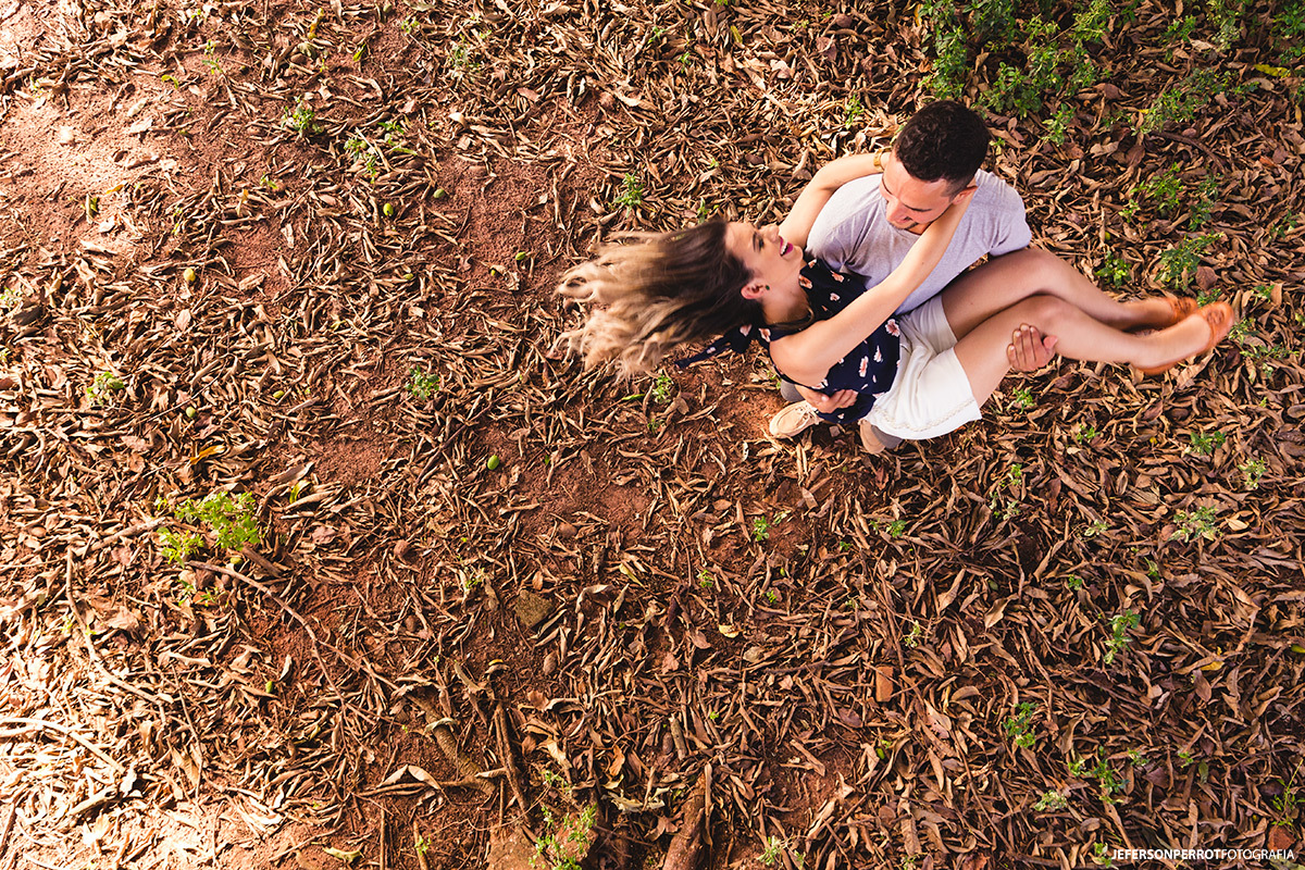 casal girando em ensaio pré-casamento em mandaguacu, no parana