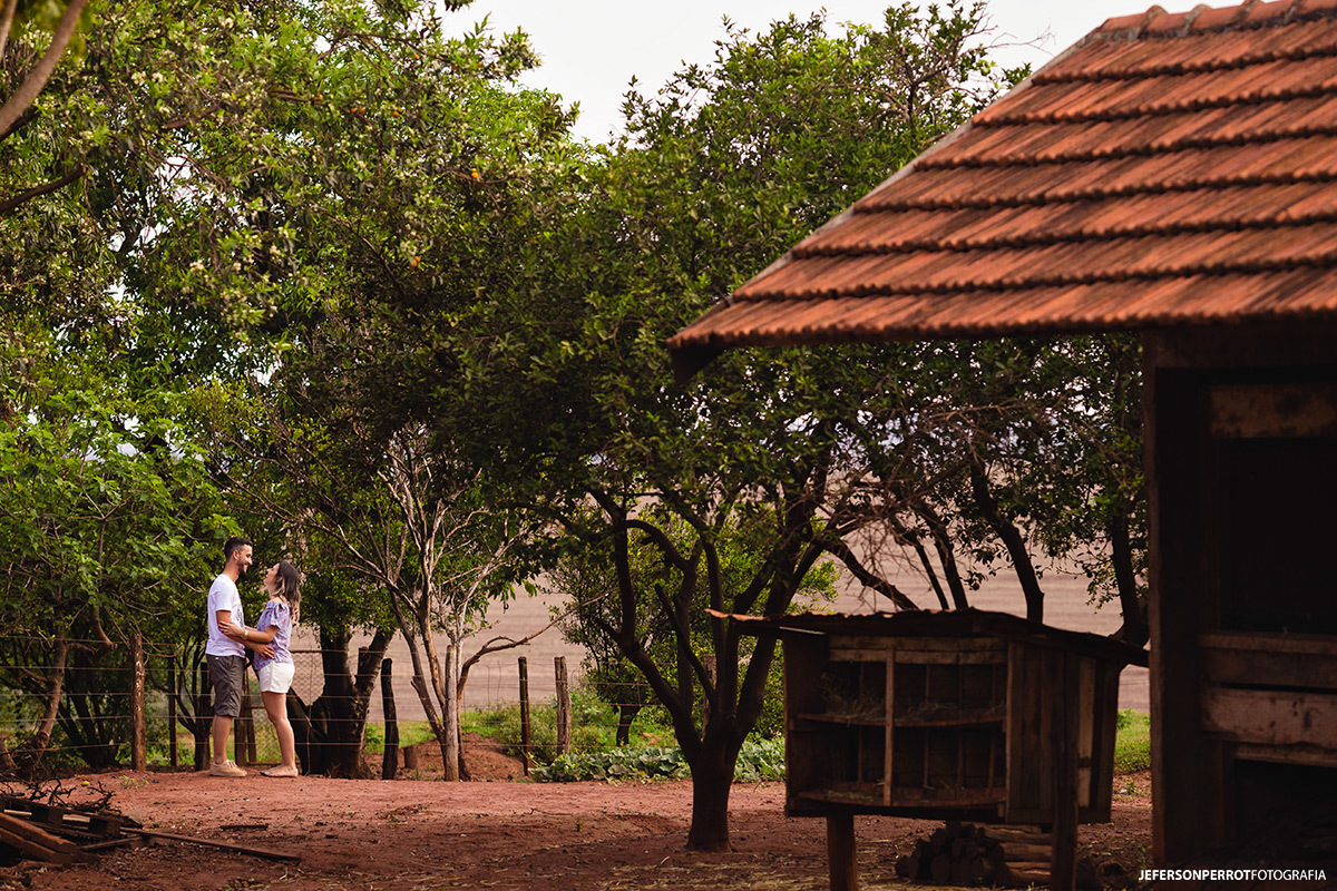 casal em sítio durante ensaio pré-casamento em mandaguacu, no parana
