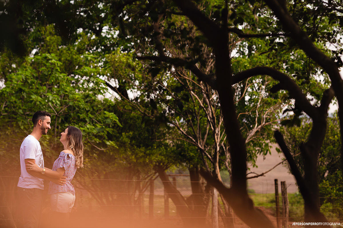noivo e noiva em sítio com natureza em ensaio fotográfico pre-wedding