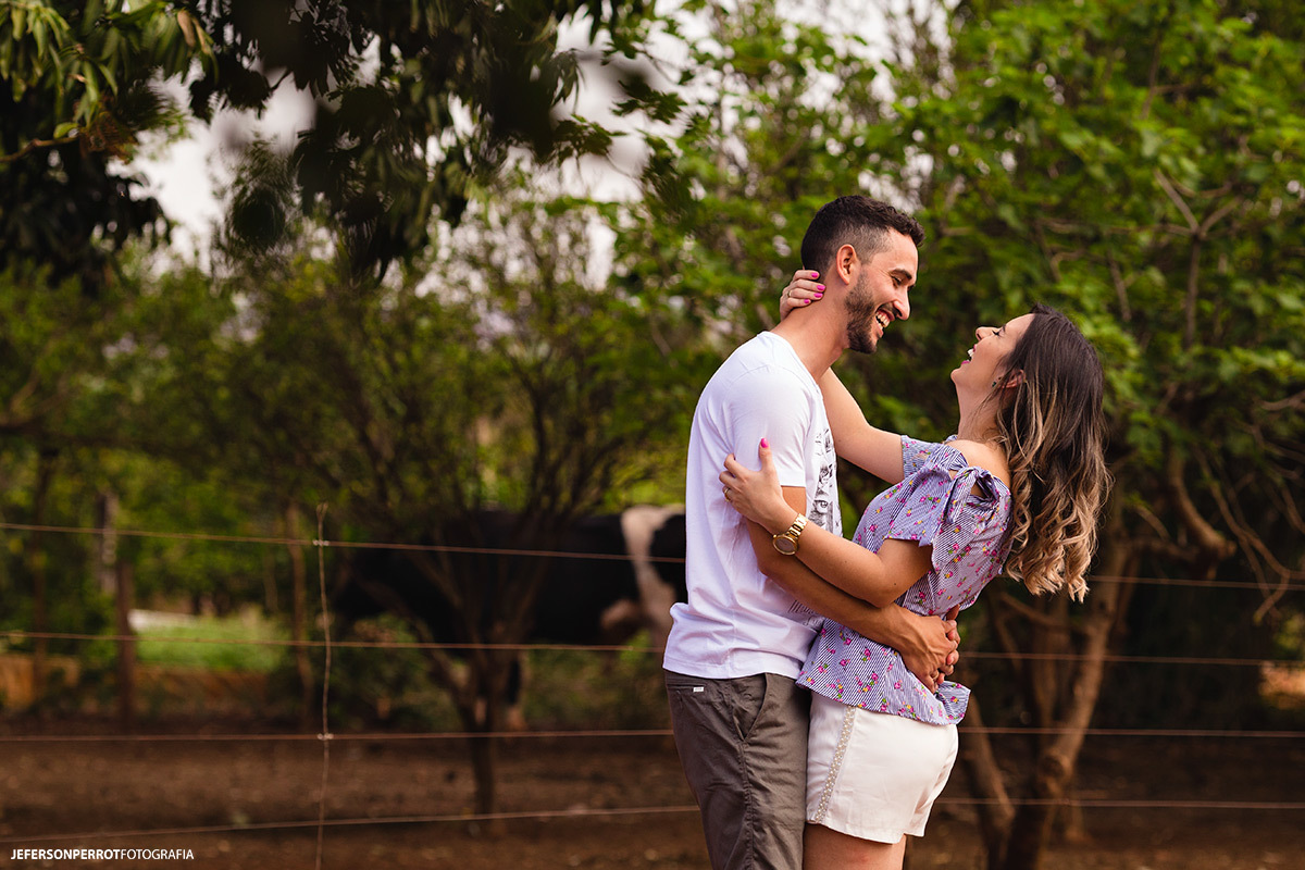 noiva dando gargalhada em ensaio de pré casamento