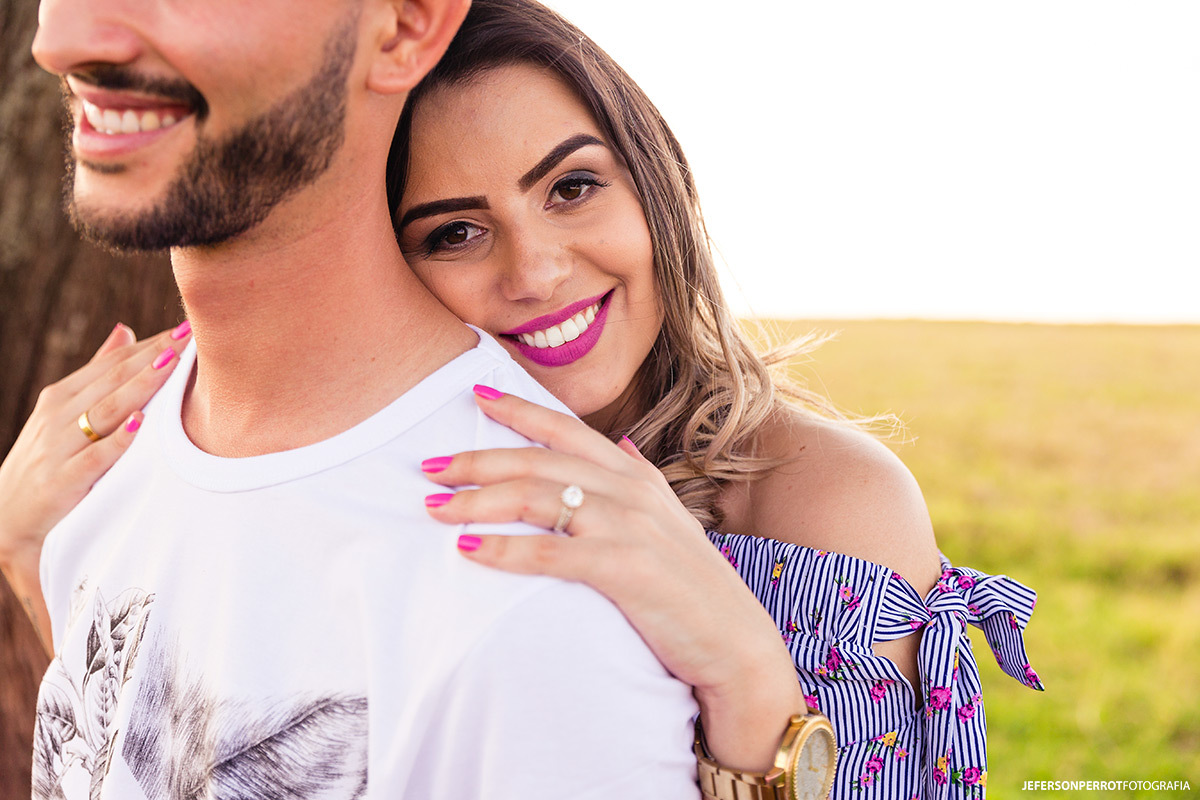 noiva olhando sorridente