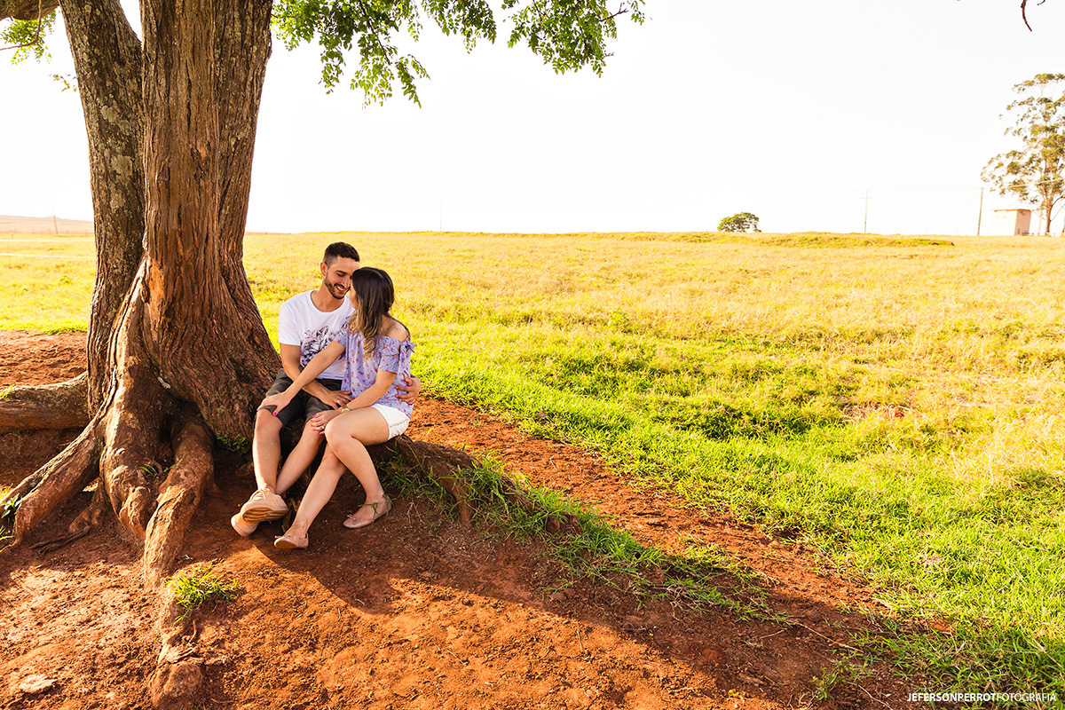casal se amando em ensaio pré casamento
