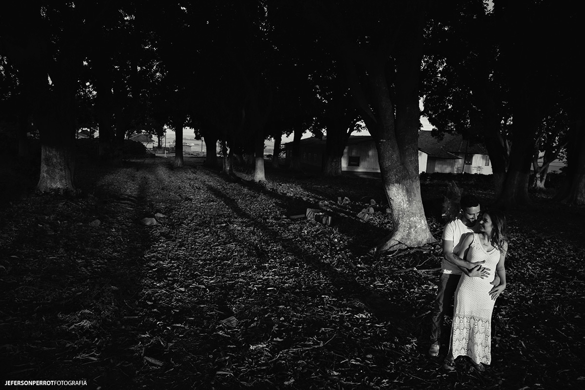 noivo abraçando noiva em zona rural de mandauacu durante ensaio de casal