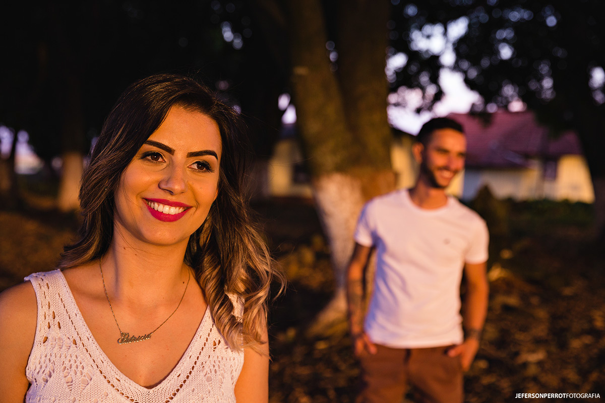 noiva e noivo sorridentes em ensaio