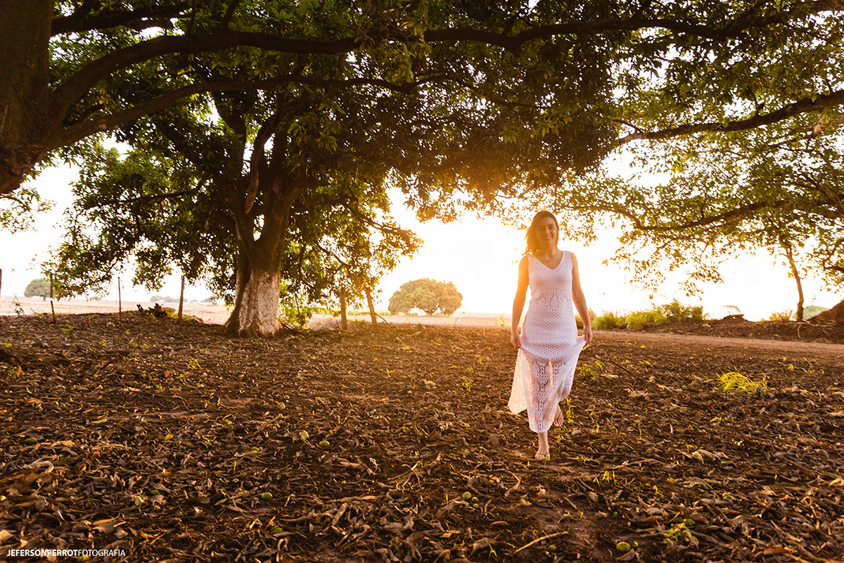 noiva caminhando sobre as folhas secas em por do sol 