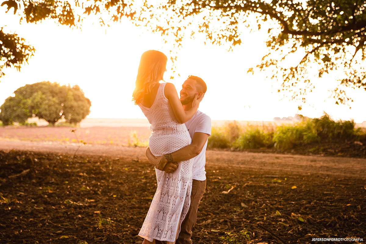 noivo girando noiva em ensaio fotográfico pré-casamento