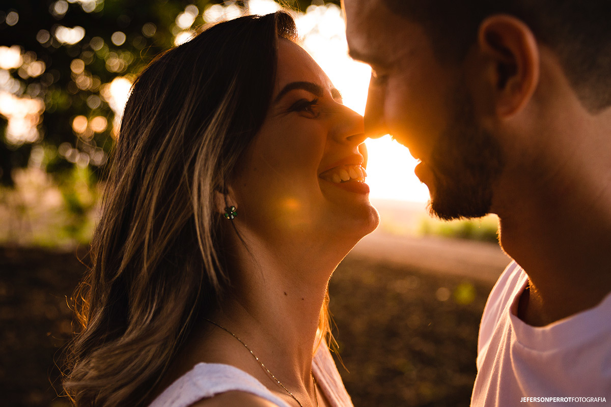 sorriso de casal em ensaio fotográfico pre casamento