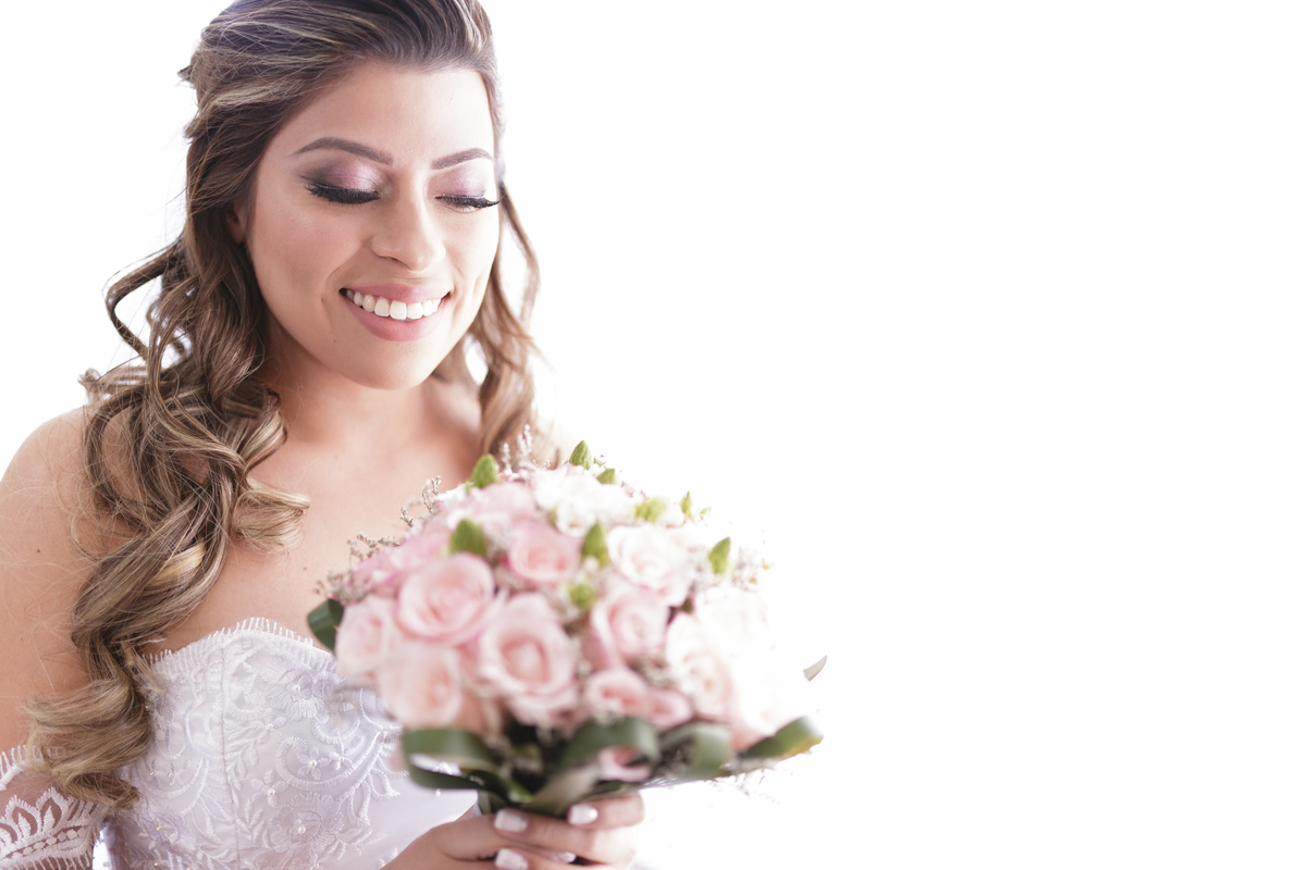 manu olhando para seu buque de noiva