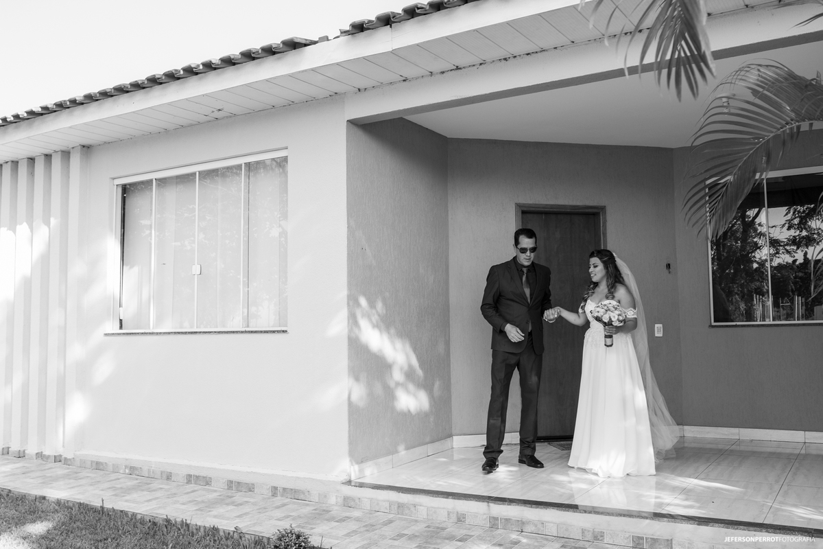 noiva Manu sendo conduzida pelo pai até cerimonia de casamento