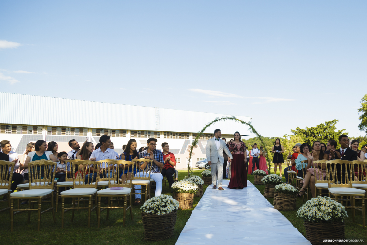 noivo Alisson entrando no coredor em casamento campestre realizado no IAP de Ivatuba Paraná