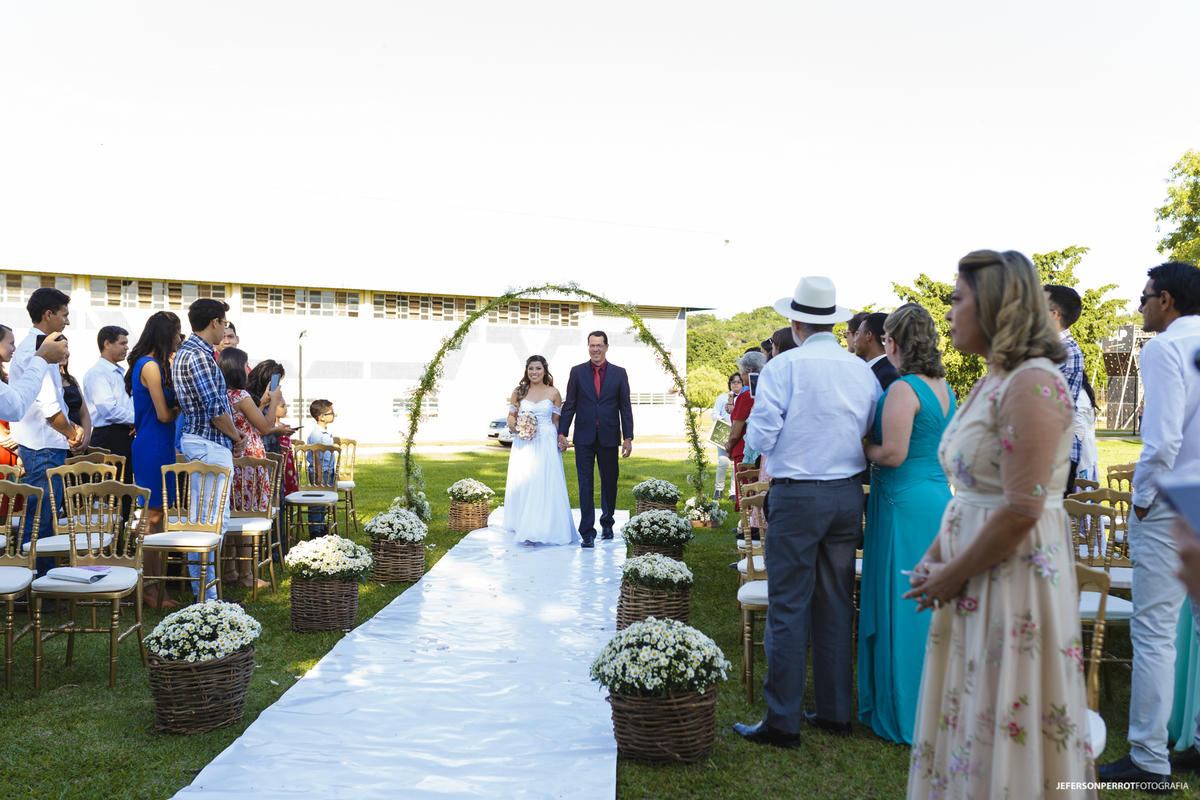 linda noiva entrando com seu pai em casamento diurno