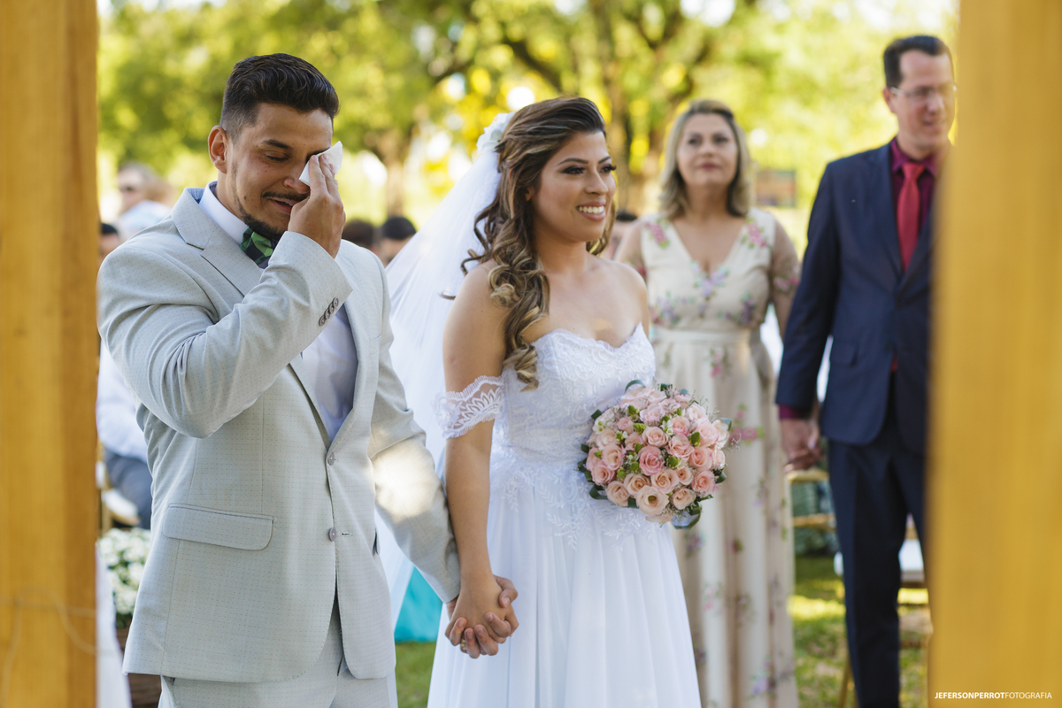 noivo chorando de emoção em seu casamento
